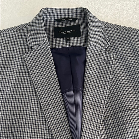 Banana Republic Men's Blue and Gray Check Blazer. Size 42S - Picture 1 of 12